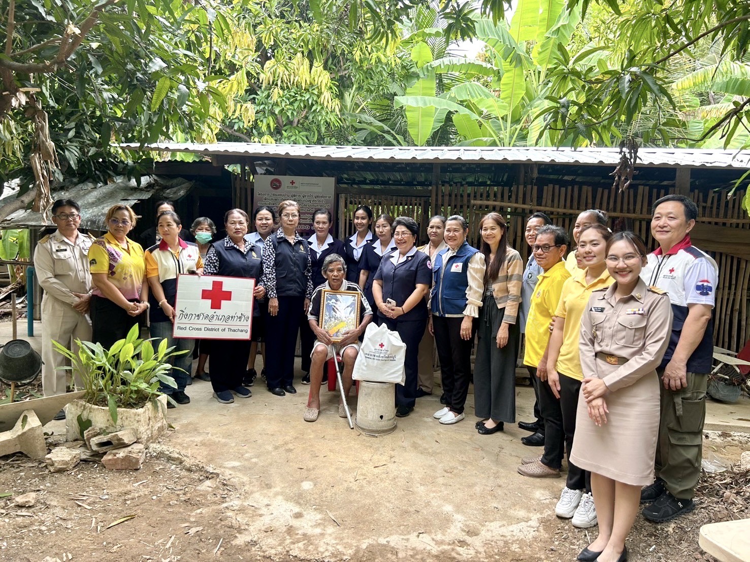 พช.ท่าช้าง ร่วมมอบบ้านโครงการ “ซ่อมแซมบ้าน ผู้พิการ ผู้ยากไร้ ผู้ด้อยโอกาส เพื่อเฉลิมพระเกียรติสมเด็จพระกนิษฐาธิราชเจ้า กรมสมเด็จพระเทพรัตนราชสุดาฯ สยามบรมราชกุมารี ๗๐ พรรษา” ของเหล่ากาชาดจังหวัดสิงห์บุรี